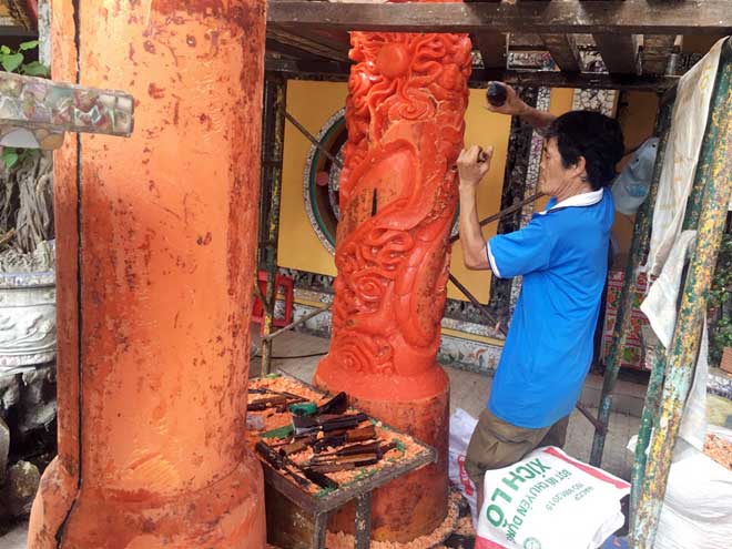 Dùng móng tay tạo hình rồng trên những cặp nến khủng nhất Việt Nam